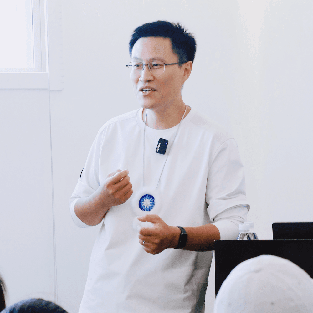 Leon - AI Product Expert and Solo Business Coach