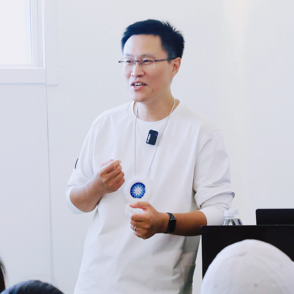 Leon - AI Product Expert and Solo Business Coach